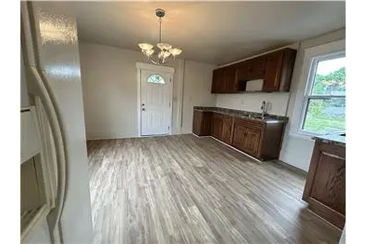 $700 : Rental property with 2 bedro image 5
