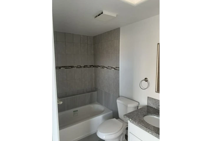 $1400 : 1Bed 1Bath Apt in South LA image 7