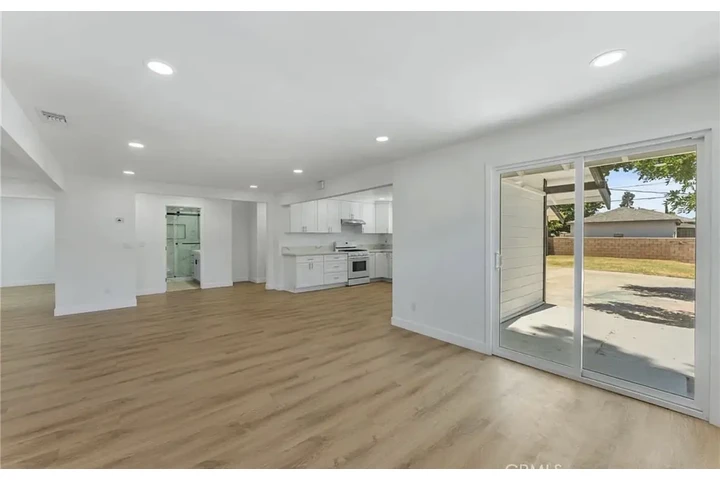 $1050 : beautiful newly remodeled home image 5