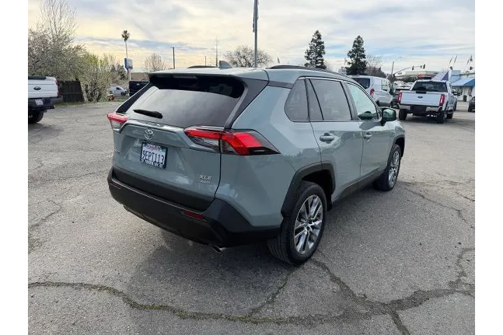 $32500 : Toyota RAV4 2022 AWD XLE Pre image 5