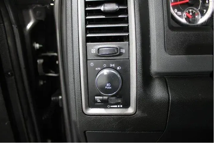 $15982 : Ram 1500 2017 4x4 Express 4d image 8