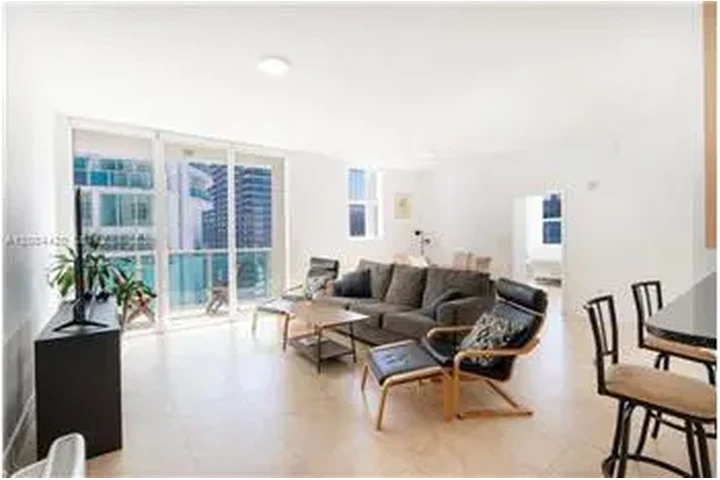$6000 : Rental property with 3 bedro image 1