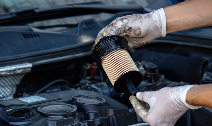 Mecánico cambiando el filtro de aceite