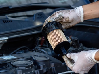 Mecánico cambiando el filtro de aceite