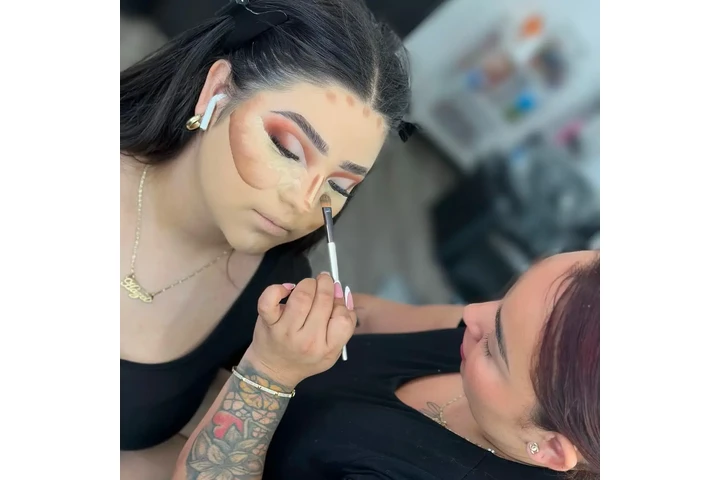 CLASES MAQUILLAJE Y PEINADO image 1