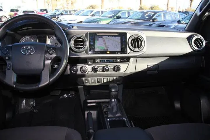 $28695 : Toyota Tacoma 2017 4x4 TRD P image 10