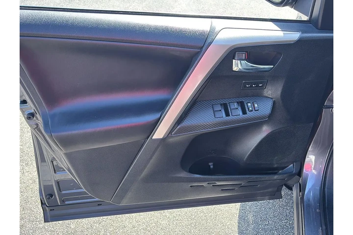 $23478 : 2014 RAV4 Limited image 6