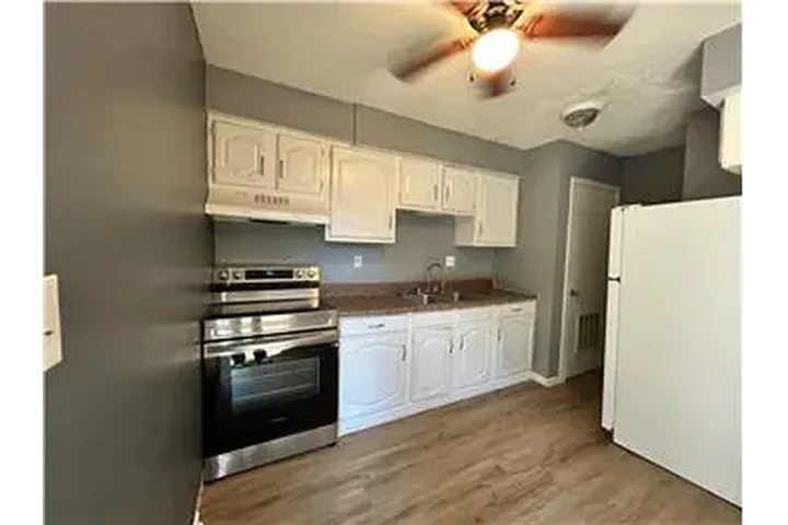 $625 : Rental property with 2 bedro image 4