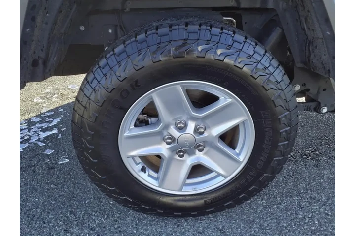 $28995 : Jeep Gladiator 2023 4x4 Spor image 8