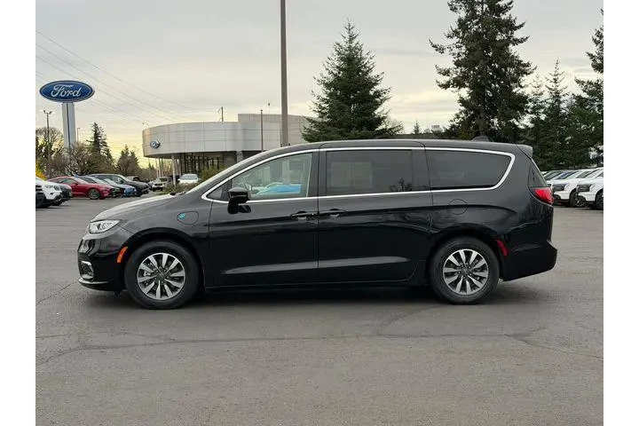 $27983 : Chrysler Pacifica Plug-In Hy image 6