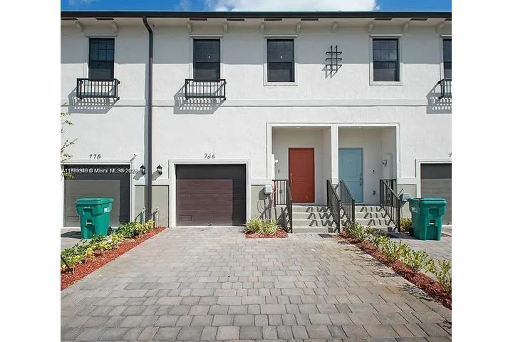 $2350 : Se Renta Hermosa Casa image 1