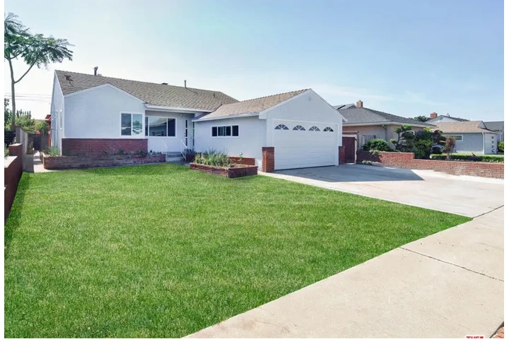 $2100 : Spacious 2 Bedroom House in LA image 1