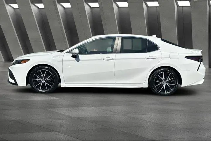 $27000 : Toyota Camry Hybrid 2024 SE image 10