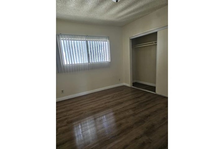 $1900 : 1bed Apt. En  North Hills image 6