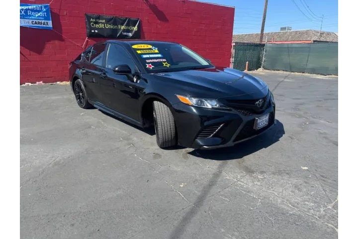 $23599 : 2019 Camry SE image 3