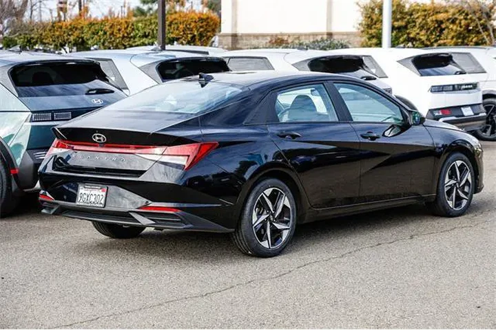 $19992 : Hyundai ELANTRA 2023 SEL 4dr image 5