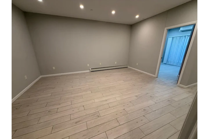 $4850 : 4 bed/3bath OZONE PARK image 7