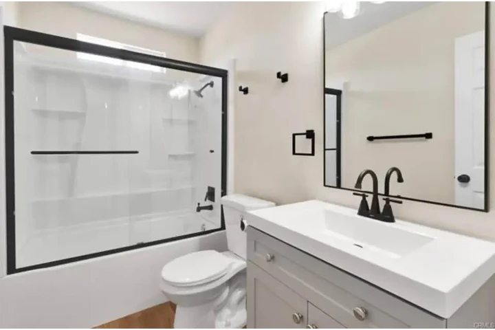$1950 : 3Beds 1Bath House- Adelanto CA image 4