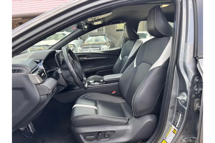 2025 Camry SE | image 7