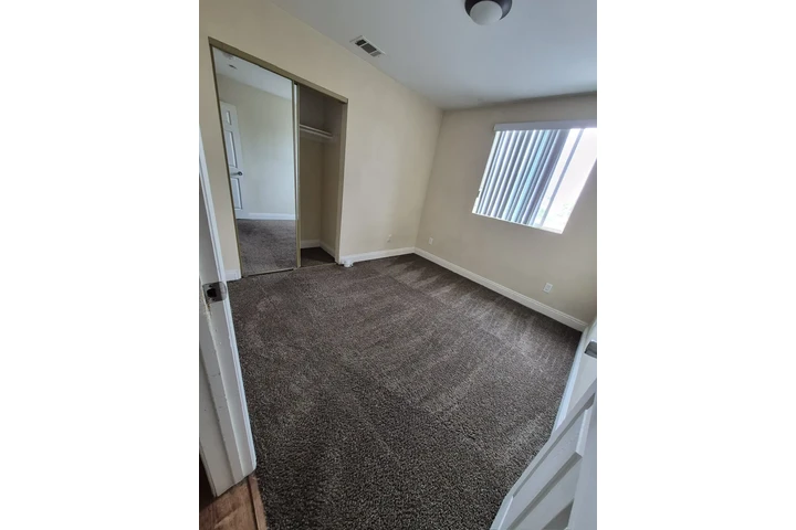 $850 : Un Cuarto En Renta image 2