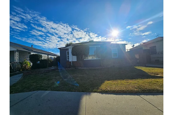 $1800 : AVAILABLE ASAP****(Lynwood CA) image 1
