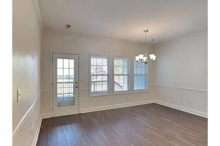 $2501 : Spacious & Modern 3-Bedroom image 5