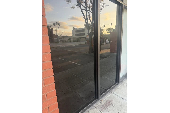 Limpieza de ventanas comercial image 1