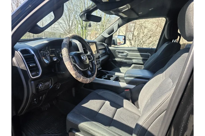 $15900 : 2019 RAM 1500 Big Horn Crew C image 8
