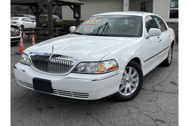 2010 Town Car Signature Limit image 1