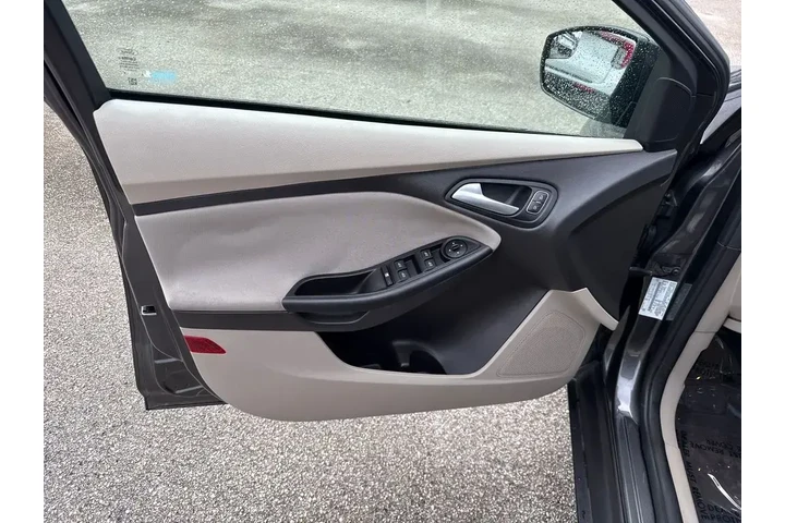 $9900 : Ford Focus 2017 SE 4dr Sedan image 10