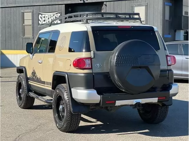 2011 Toyota FJ Cruiser Sport image 3