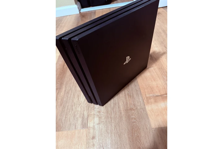$240 : PlayStation 4 image 4