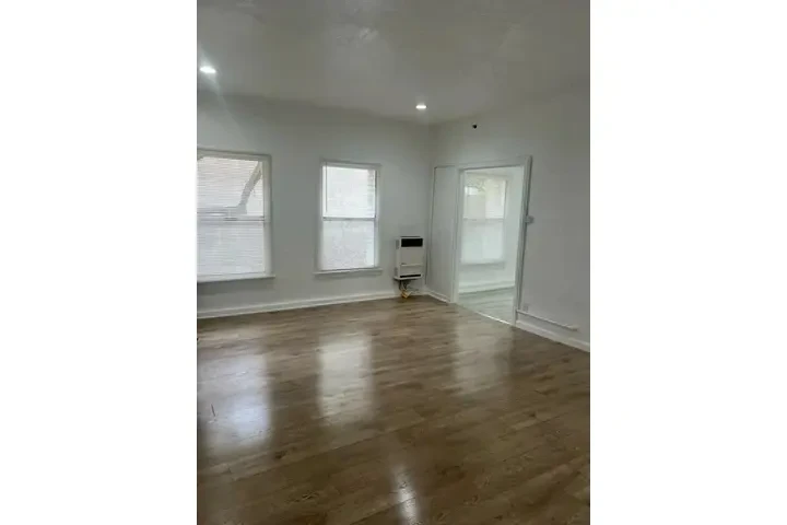 GLENDALE APARTMENT image 5