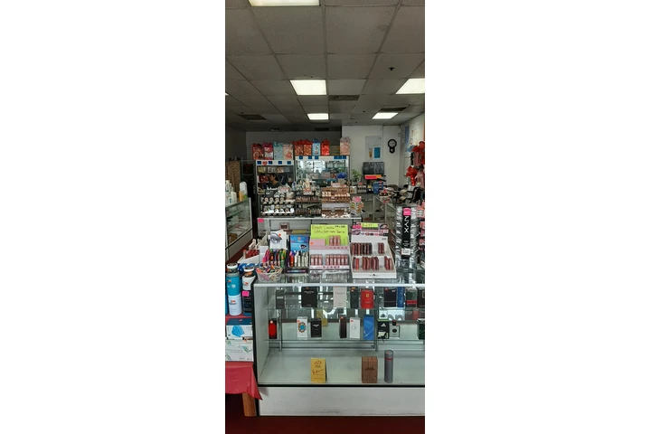 Perfumes y cosmeticos image 5