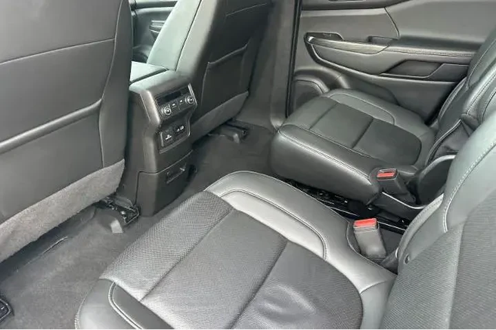 $24259 : GMC Acadia 2023 SLT 4dr SUV image 4