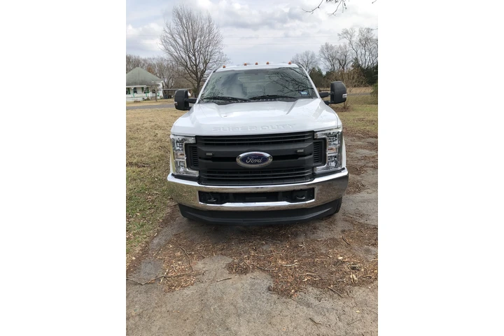 $38433 : 1FD8W3HT1JEC26839 image 1