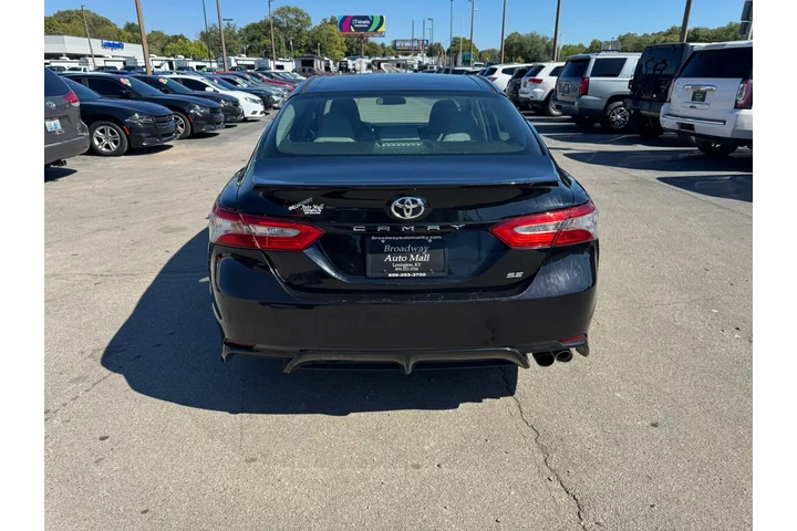 2018 Camry 4dr Sdn I4 Auto SE image 3