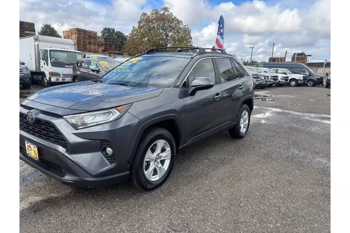 $18599 : 2019 RAV4 XLE image 3