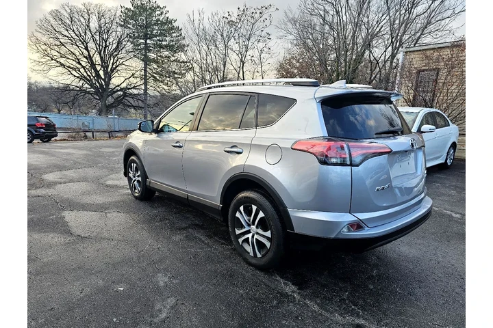 $15900 : 2016 RAV4 LE AWD image 4