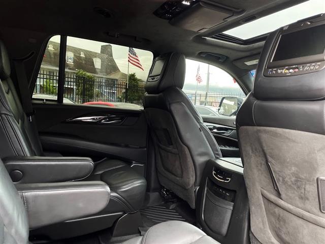 2018 Escalade Platinum image 10