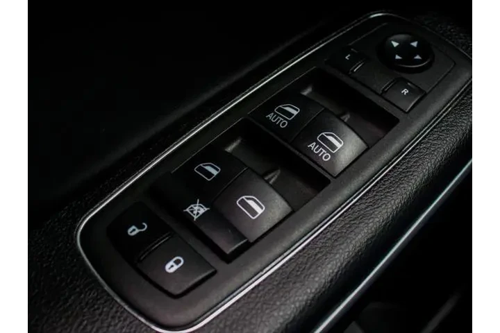 $31990 : Chrysler 300 2021 S V8 4dr S image 9