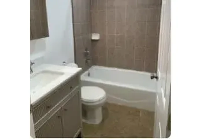 $2775 : APTO. ESTILO CASITA EN.L.A. image 7