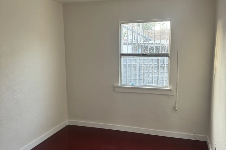 $1600 : 1 REC, 1 BAÑO, COMPTON image 7