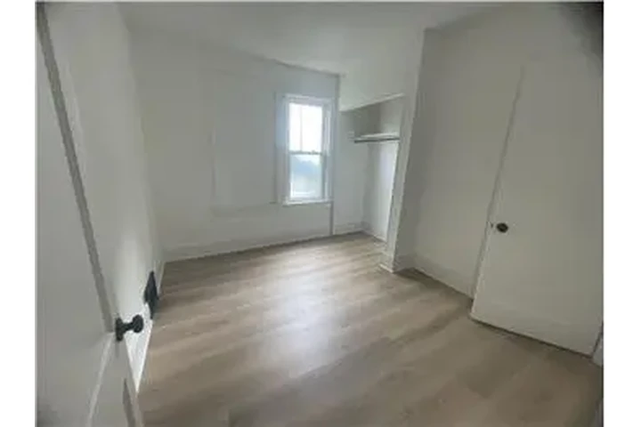 $750 : Rental property with 2 bedro image 6