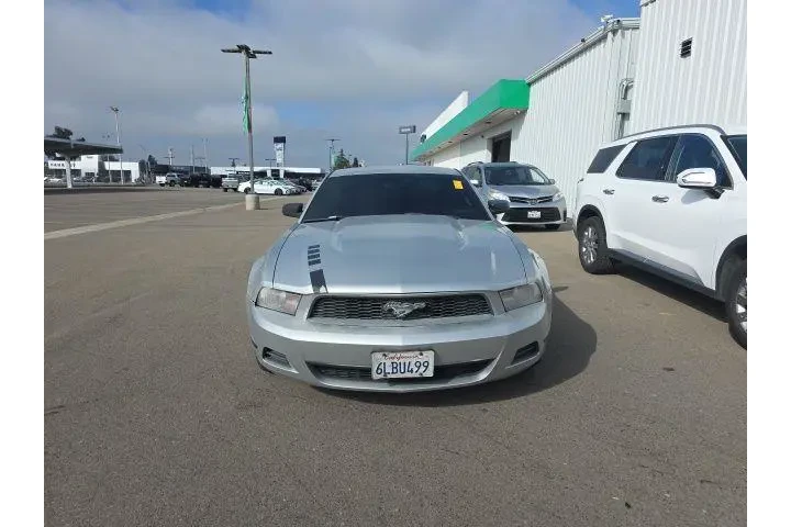 $10900 : Ford Mustang 2010 V6 Premium image 2