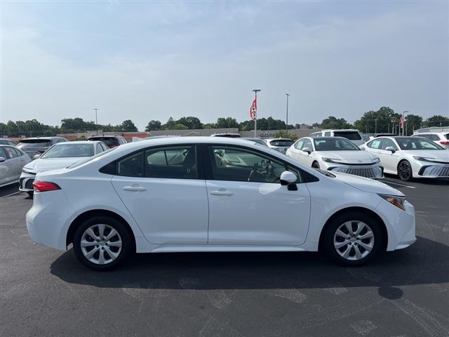 $19490 : PRE-OWNED 2022 TOYOTA COROLLA image 8