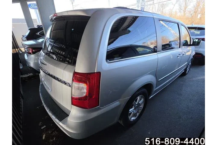 $9947 : Chrysler Town and Country 20 image 2