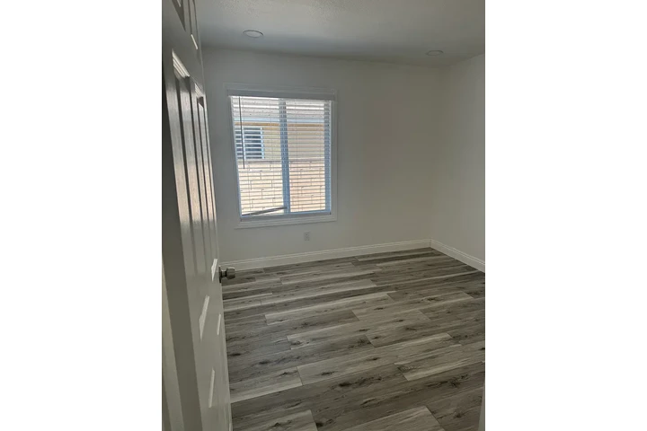 $1500 : Rialto- Available image 7