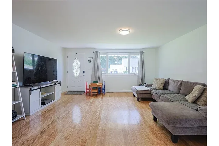 $2500 : CHARMING SINGLE FAM HOME image 5