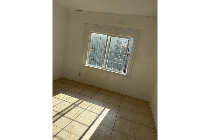 $700 : Se Renta cuarto grande 12 x 12 image 1